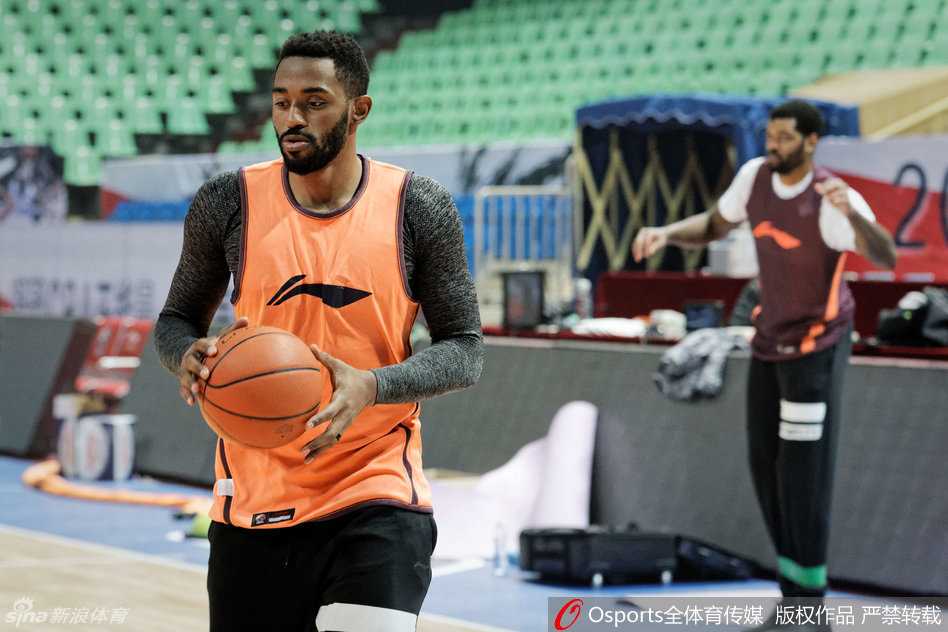 蜀地寒冬练兵忙 哈达迪减重归来杨学增打磨细节 核心哈达迪在训练场上表情轻松,正进行运球热身,庞大的身躯下展现出灵活的篮球技术。