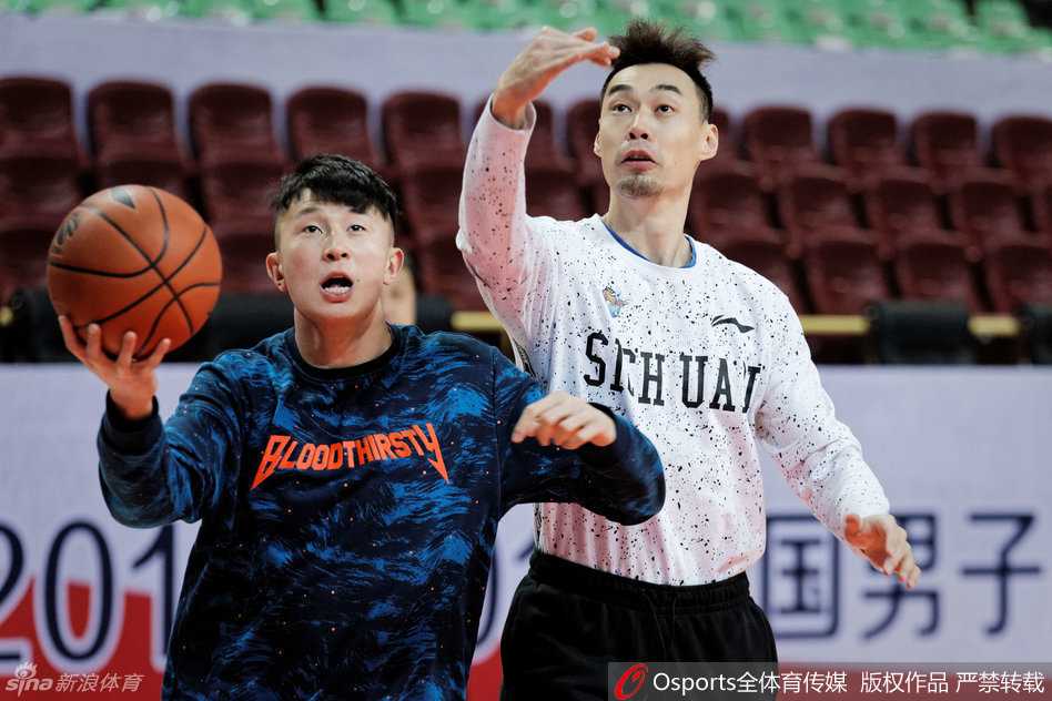 蜀地寒冬练兵忙 哈达迪减重归来杨学增打磨细节 哈达迪在罚球线附近进行投篮热身,出手动作柔和,篮球在空中划过一道优美的弧线。