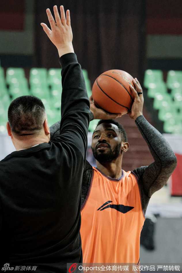 蜀地寒冬练兵忙 哈达迪减重归来杨学增打磨细节 老将孟达积极缠绕防守对手,眼神中透露出坚毅,他的贴身防守是四川队外线的重要屏障。