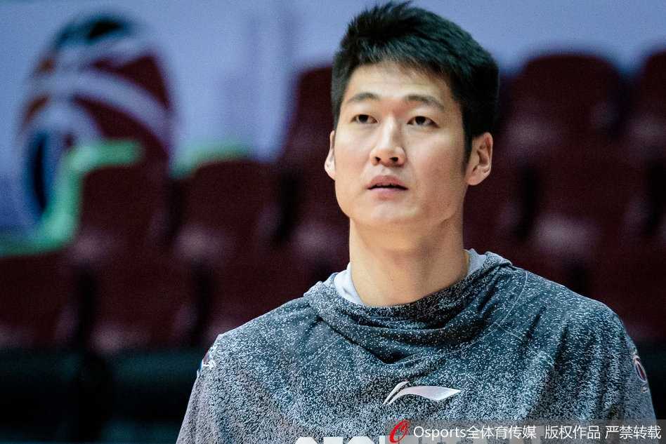 内线悍将正在低位要球训练，汗水早已湿透了他的背心，肌肉线条在灯光下显得格外分明，他用扎实的卡位动作诠释着篮下寸土必争的硬汉本色。