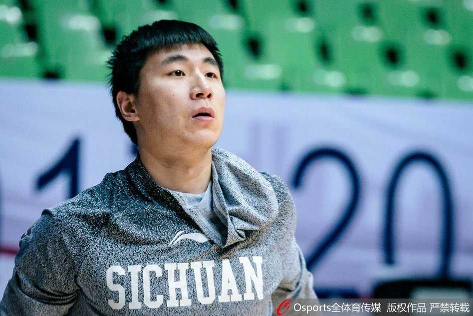 主教练双手叉腰站在场边神情凝重，他时而大声提醒队员注意防守轮转，时而又低头在战术板上勾画，每一次暂停讲解都像是精密计算的棋手在落子。