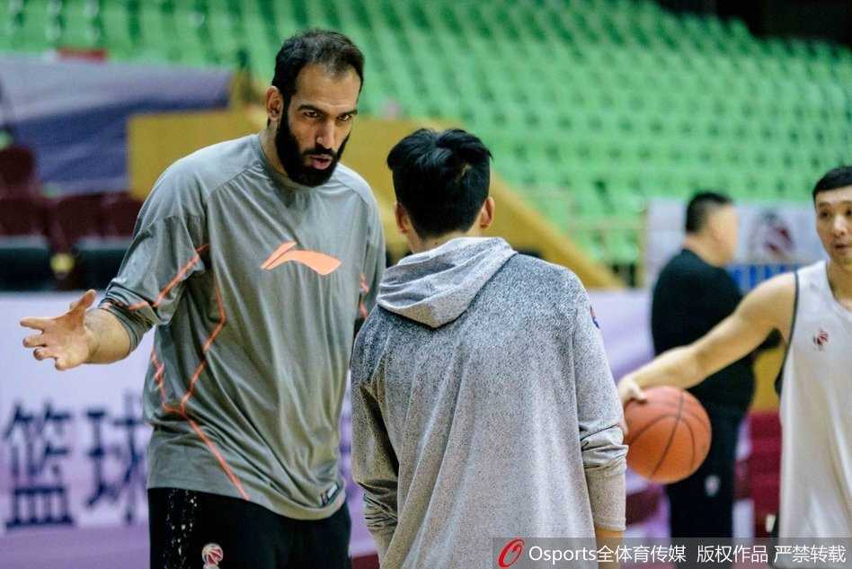 陈晓东在内线要位成功，他高高跃起，双手如铁钳般牢牢抓住篮板球，落地瞬间顺势拱起背部，用身体护住球权，尽显内线悍将本色。