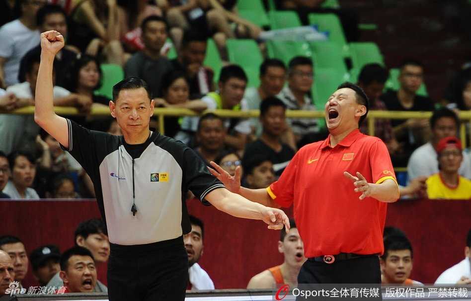 蜀地酣畅一战,中国男篮红队狂胜新西兰迎来首胜 李楠指导在场边振臂高呼,为弟子们的精彩表现忘情喝彩