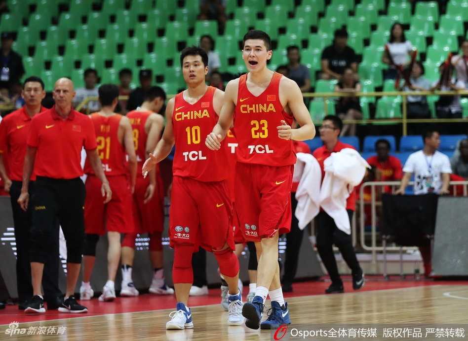 蜀地酣畅一战,中国男篮红队狂胜新西兰迎来首胜 阿不都沙拉木高高跃起,在肌肉丛林中强硬摘下进攻篮板