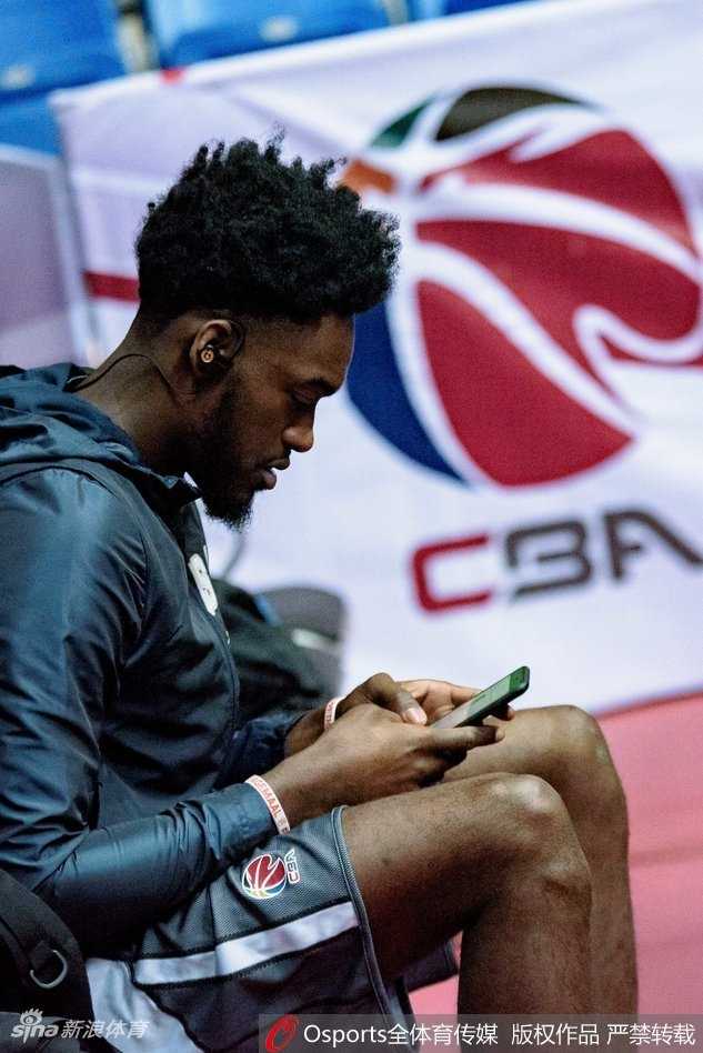 蜀道难·巨人擎天:哈达迪热饮暖身引领四川金强寒夜逆袭 哈达迪在赛前训练中神情专注,双手捧着保温杯饮用热饮,眼神中透露着对胜利的渴望。