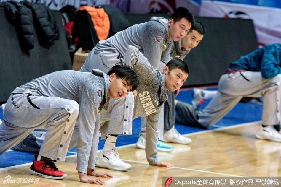 蜀道难·巨人擎天:哈达迪热饮暖身引领四川金强寒夜逆袭 哈达迪在训练中轻松完成一次扣篮,落地后与队友击掌,场边的水杯静静记录着这位巨人的训练日常。