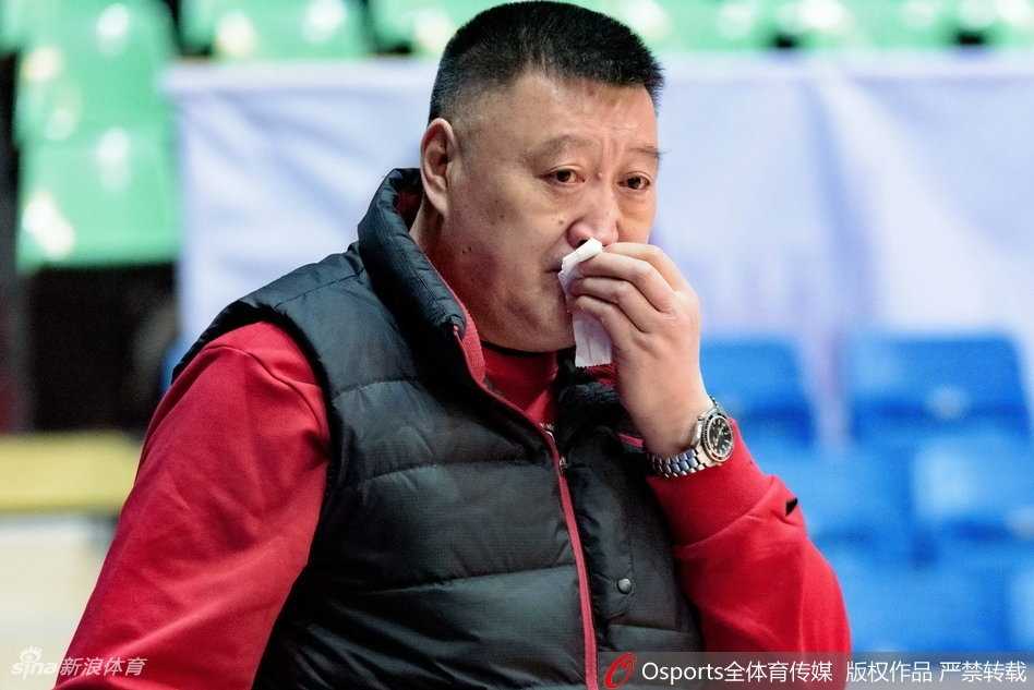 蜀道难·巨人擎天:哈达迪热饮暖身引领四川金强寒夜逆袭 训练间隙,哈达迪脱下训练服露出结实的肌肉,一边喝水一边凝视着远处的球场,仿佛在模拟即将到来的对抗。