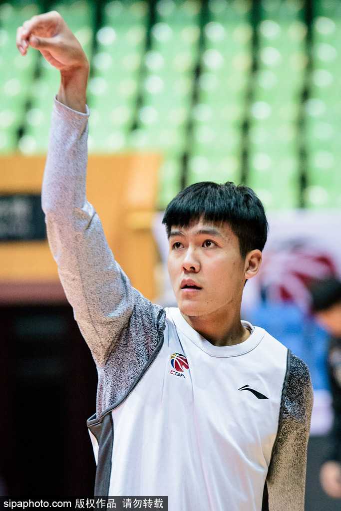 蜀道难·蓝鲸盼主场破冰 老友记·川鲁大战一触即发 蓝鲸猛将富兰克林眼神坚毅,在空无一人的看台前运球冲刺,仿佛要冲破球队连败的阴霾,浑身散发着‘三双王’誓死一搏的杀气。