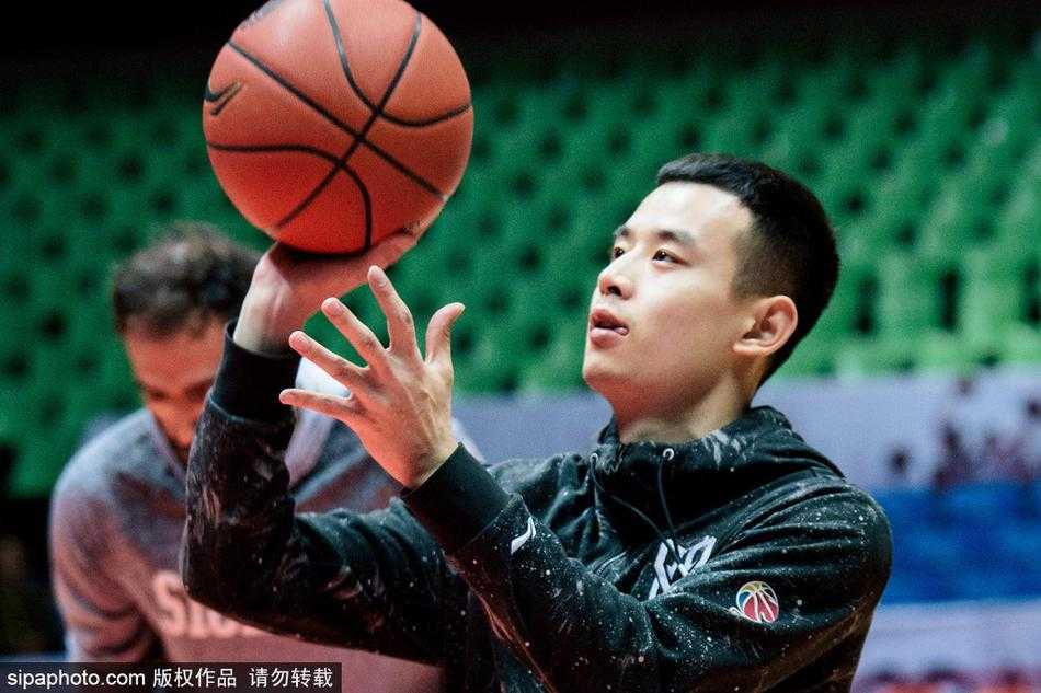 蜀道难·蓝鲸盼主场破冰 老友记·川鲁大战一触即发 老将孟达在训练中舒展手臂完成跳投,皮球在空中划出完美弧线,这位神射手用依旧稳定的姿势诉说着‘家有一老,如有一宝’的球队底蕴。