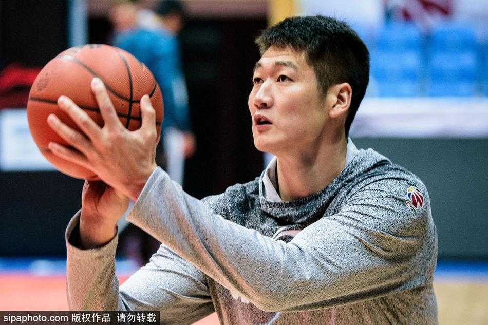 蜀道难·蓝鲸盼主场破冰 老友记·川鲁大战一触即发 川军队魂哈达迪篮下卡位要球,高大的身躯在训练灯光的照射下形成巨大阴影,他正在为即将到来的内线肉搏积蓄力量,捍卫禁区荣耀。