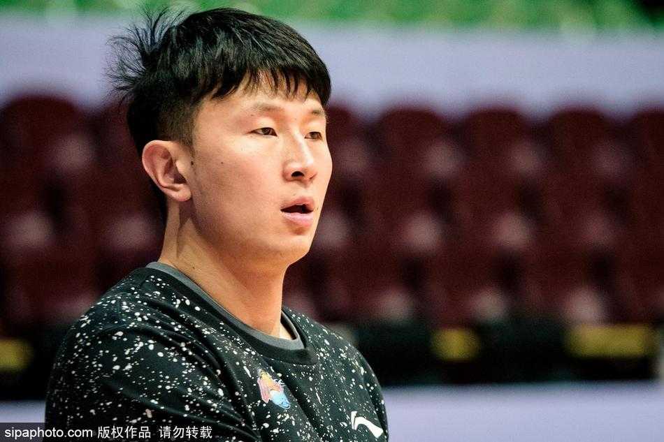 蜀道难·蓝鲸盼主场破冰 老友记·川鲁大战一触即发 全队球员围成一圈,手臂相搭,在教练组带领下高喊口号,团队凝聚力在这一刻尽显,仿佛在向外界宣告:我们将为家乡荣誉战斗至最后一刻。