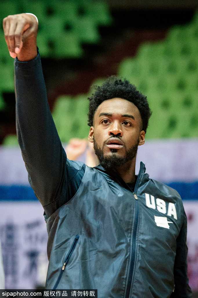 蜀道难·蓝鲸盼主场破冰 老友记·川鲁大战一触即发 小将左朕年表情严肃地进行拉伸训练,紧绷的肌肉线条彰显着年轻的力量,他正蓄势待发,渴望在强敌面前证明自己,为球队注入新鲜活力。