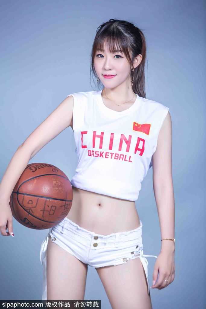 蜂腰美腿绽放赛场 篮球宝贝用活力舞动青春风采 表演结束,篮球宝贝们集体向观众致意,她们脸上还挂着因运动而产生的细密汗珠,在灯光下闪闪发光,这一刻,她们与刚刚拼搏过的球员一样,都是这个赛场上最值得喝彩的英雄