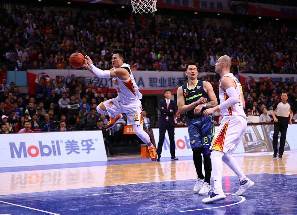 血性与荣耀:回看易建联与广东宏远的铁血战场 陈江华如猎豹般冲出边线,在空中扭腰将即将出界的篮球奋力拨回,身后是反应不及的防守球员,这一幕点燃了全场替补席的激情