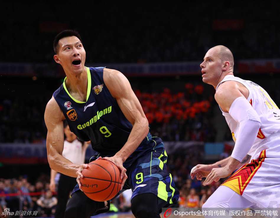 血性与荣耀:回看易建联与广东宏远的铁血战场 易建联完成一次漂亮的投篮后,眼神坚定地望向篮筐,嘴角露出一丝不易察觉的坚毅,身后的队友正挥舞毛巾为他欢呼