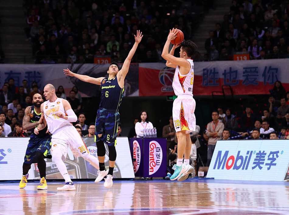 血性与荣耀:回看易建联与广东宏远的铁血战场 兰佩在篮下使出浑身解数,他以一个别扭的姿势强行出手,皮球刚好越过易建联的指尖,高难度的投篮动作让场边的解说员都惊呼不可思议