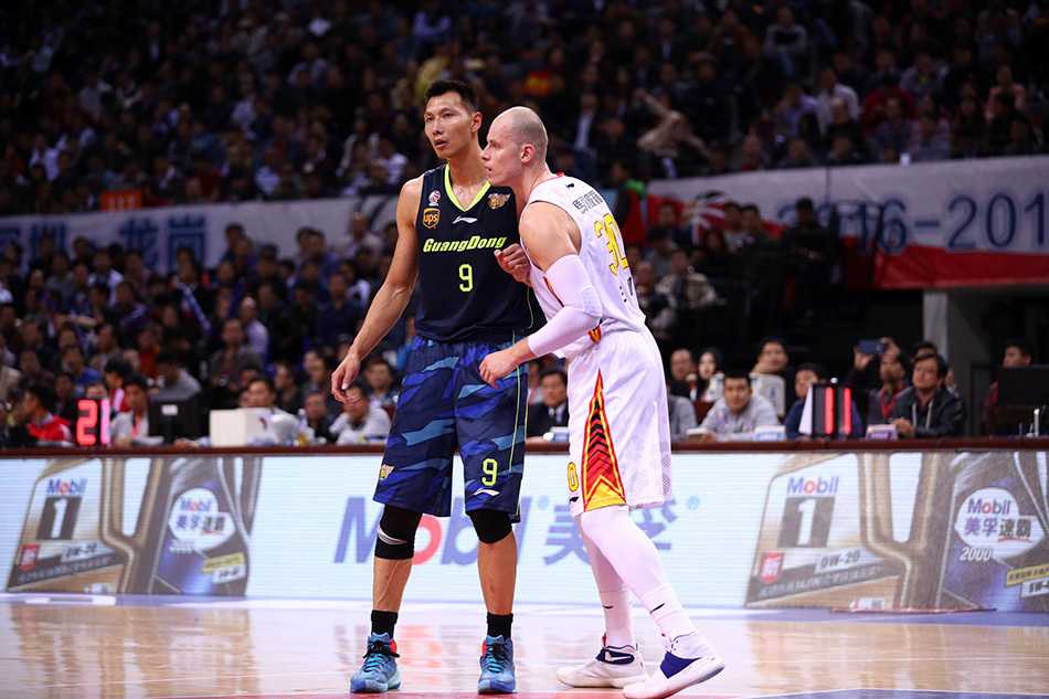 血性与荣耀:回看易建联与广东宏远的铁血战场 布泽尔顶开防守强行上篮,手臂肌肉线条分明,脸上表情因发力而变得扭曲,旁边补防的球员只能望球兴叹,这是一次纯粹的力量对决胜利