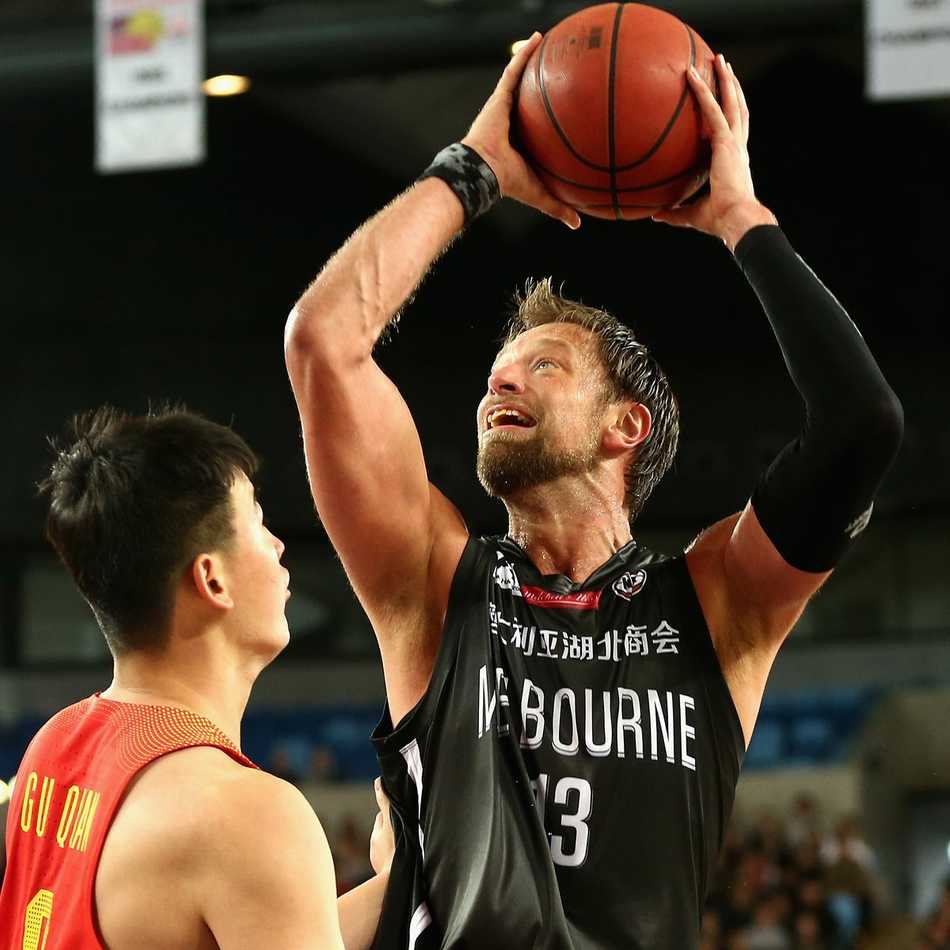 高尚神情专注地观察着场上的局势，寻找传球或突破的最佳时机，年轻后卫正在激烈的对抗中学习成长。