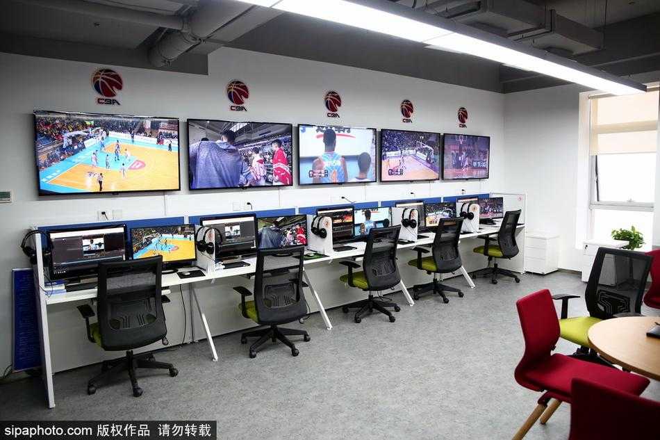 裁判席的“天眼”如何工作?探秘CBA视频回放中心幕后 一名工作人员正在调试复杂的音频通讯设备,确保回放中心与各个赛场之间的沟通线路畅通无阻。