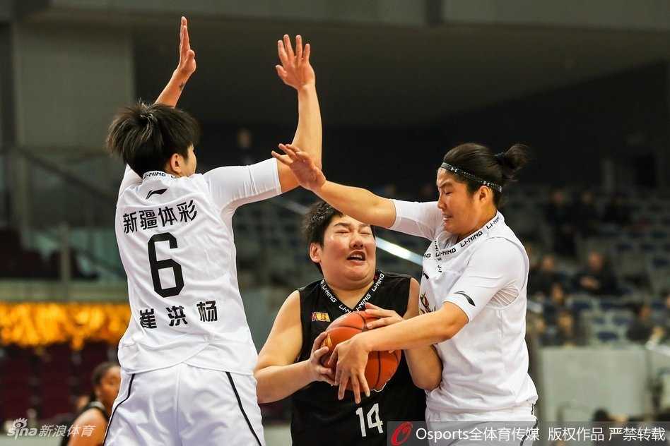 西北德比惊天逆转 陕西女篮客场破疆终取赛季首胜 陕西队外援摩根-塔克在新疆队严密的双人包夹防守下,依然冷静地寻找突破缝隙,眼神中充满了对胜利的渴望。