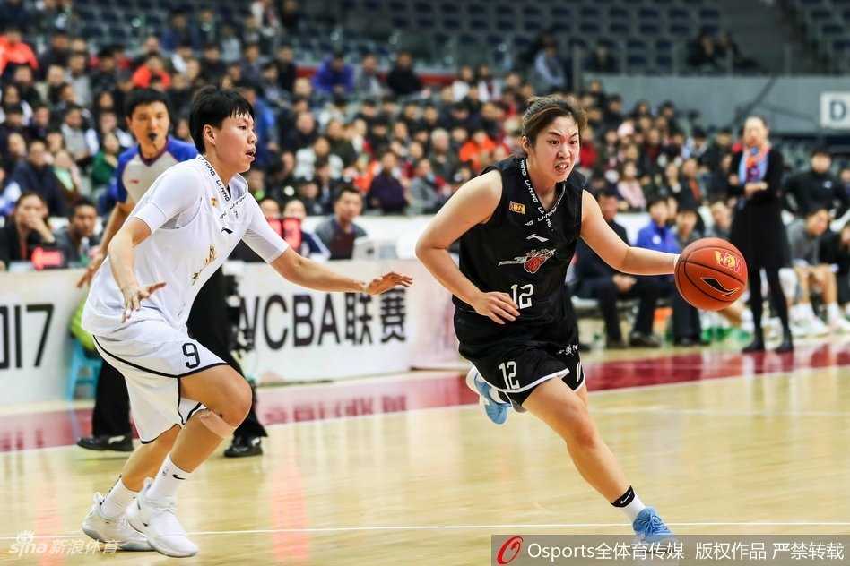 西北德比惊天逆转 陕西女篮客场破疆终取赛季首胜 陕西队队员付晶运球突破新疆队的防线,她的步伐轻盈而坚定,作为球队的后场指挥官,她用出色的表现帮助球队稳住阵脚。