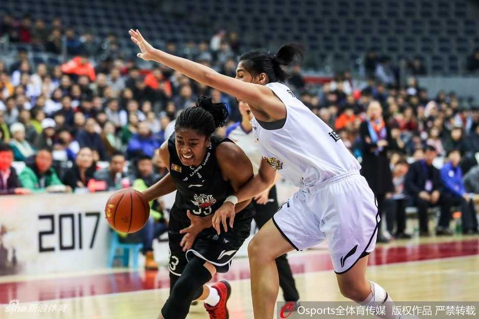 西北德比惊天逆转 陕西女篮客场破疆终取赛季首胜 新疆女篮队员花琳在陕西队内线高举高打,即使面对多人围堵,她依然奋力将球抛出,展现出老将在逆境中不屈的斗志。