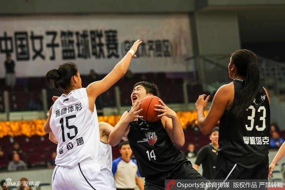 西北德比惊天逆转 陕西女篮客场破疆终取赛季首胜 新疆女篮核心王丽丽在快攻中面对防守强行上篮,她高高跃起,身体在空中完全舒展,试图用一记势在必得的进球点燃球队反击的号角。