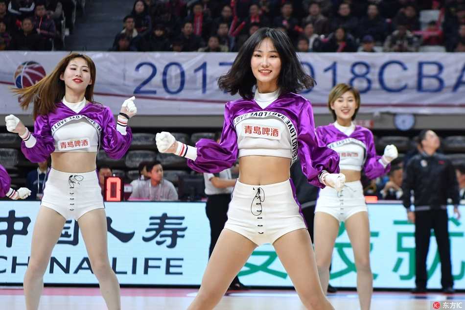 啦啦队宝贝身着金色战袍，在浙江主场看台前尽情舞动，秀发飞扬，瞬间点燃了全场球迷的热情。