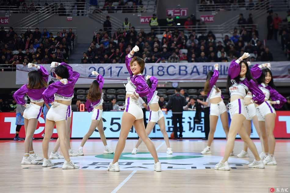 即使在比赛暂停的间隙，啦啦队宝贝们也丝毫不懈怠，她们随着音乐节奏律动，用热情洋溢的舞步为场上的球员加油打气。