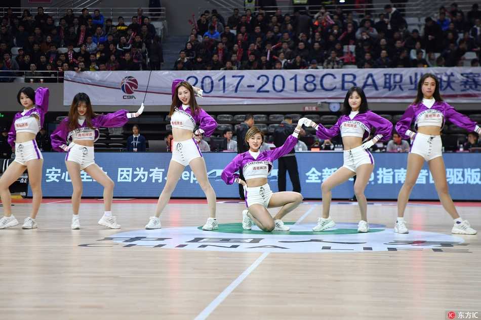 即使是背景板后的惊鸿一瞥，也能感受到啦啦队宝贝们的专注与投入，她们的热情感染着现场的每一位观众。