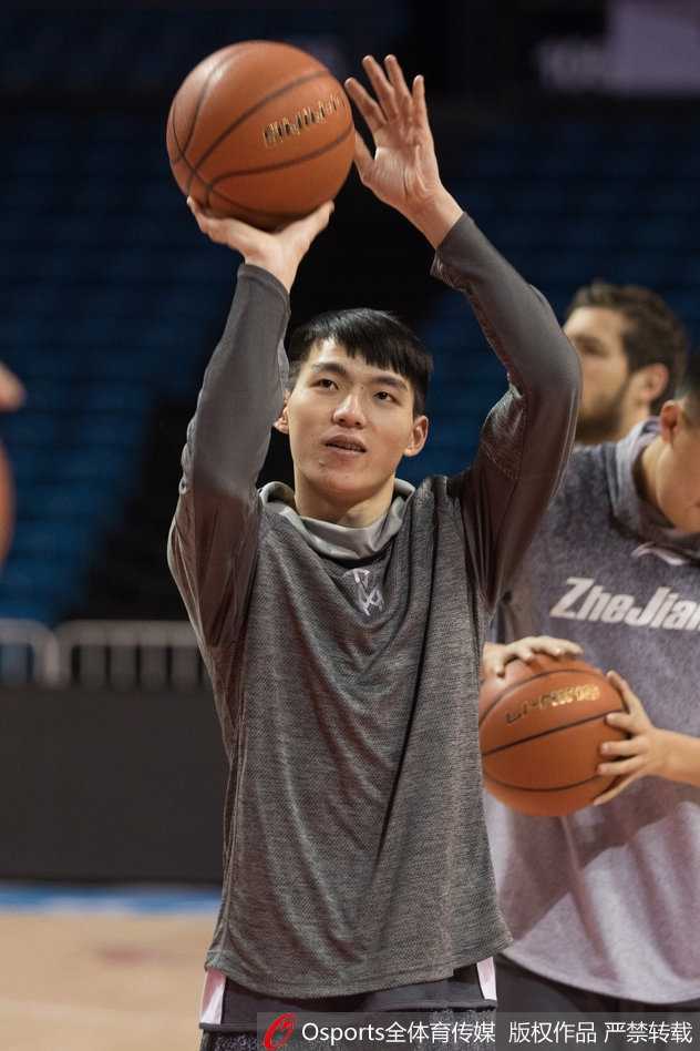 西子湖畔的青春风暴 浙江稠州银行队静待季后赛席位 威姆斯在训练间隙独自加练运球,篮球在他手中仿佛有了生命,快速地穿梭于胯下和背后,娴熟的技巧令人叹服。