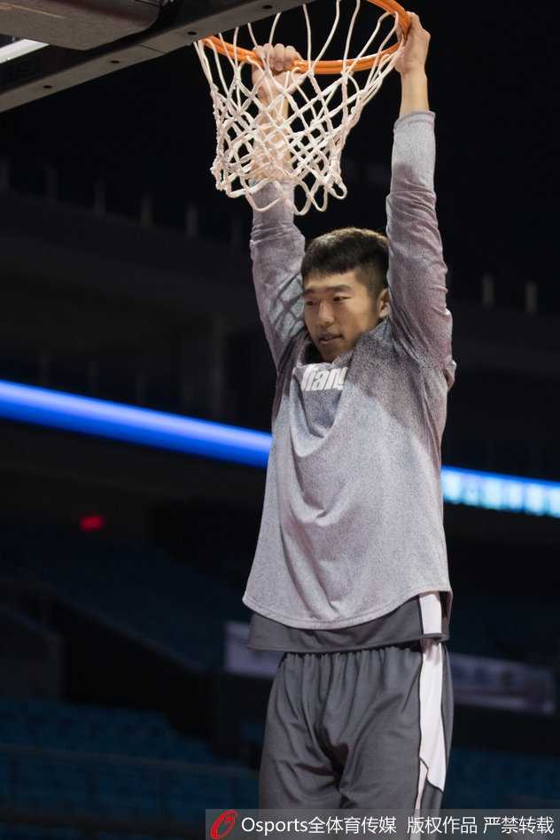 西子湖畔的青春风暴 浙江稠州银行队静待季后赛席位 队长吴前在训练中面露坚毅之色,汗水浸湿了他的球衣,他双手抱球置于腰间,仿佛一位思考战术的将军。