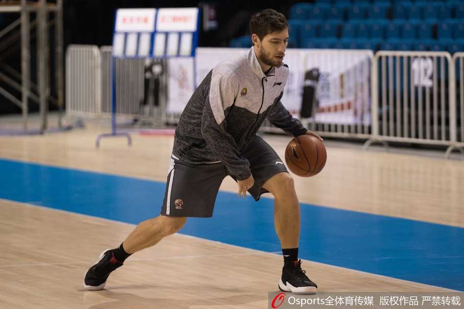 西子湖畔的青春风暴 浙江稠州银行队静待季后赛席位 斯托克斯在篮下完成一次势大力沉的双手灌筐,巨大的冲击力让整个篮架都为之颤动,展现了无与伦比的爆发力。