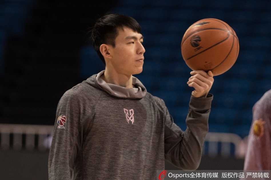 西子湖畔的青春风暴 浙江稠州银行队静待季后赛席位 滨江体育馆的地板被灯光照得锃亮,吴前在队友的注视下,高高跃起完成一次精准的跳投,篮球划出一道完美的弧线。