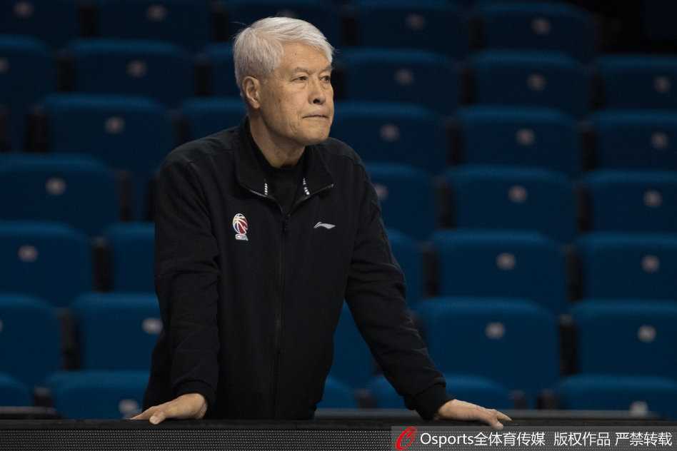 西子湖畔的青春风暴 浙江稠州银行队静待季后赛席位 张大宇在篮下卡位要球,他那强壮的身躯在对抗中占据优势,即便只是训练,他脸上的表情也如同总决赛般专注。