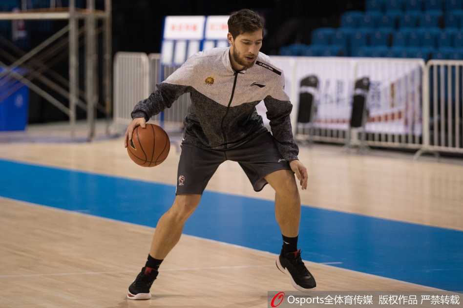 西子湖畔的青春风暴 浙江稠州银行队静待季后赛席位 训练结束,全体队员聚拢在中圈,肩搭着肩,在主教练刘维伟的带领下高喊加油,团队凝聚力在这一刻体现得淋漓尽致。