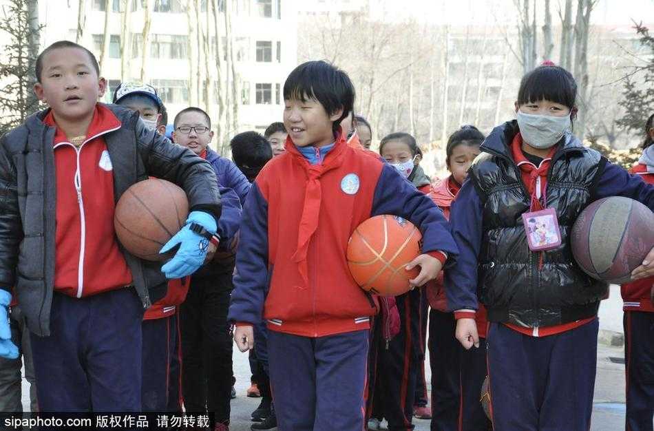 镜头拉近，孩子们的眼神专注而坚定，小小的篮球在他们手中如同听话的精灵，随着节奏在指尖和地面之间快乐地跳跃。