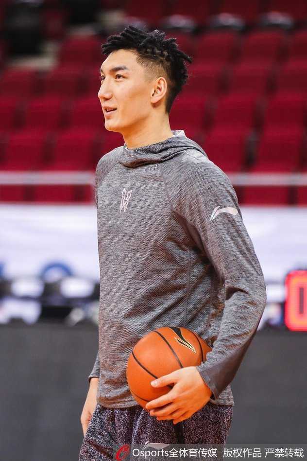 西热力江的沉思时刻:铁血悍将的赛场内外 训练间歇,西热力江在场边大口喝水补充能量,汗如雨下,眼神中透露出不服输的倔强与坚韧