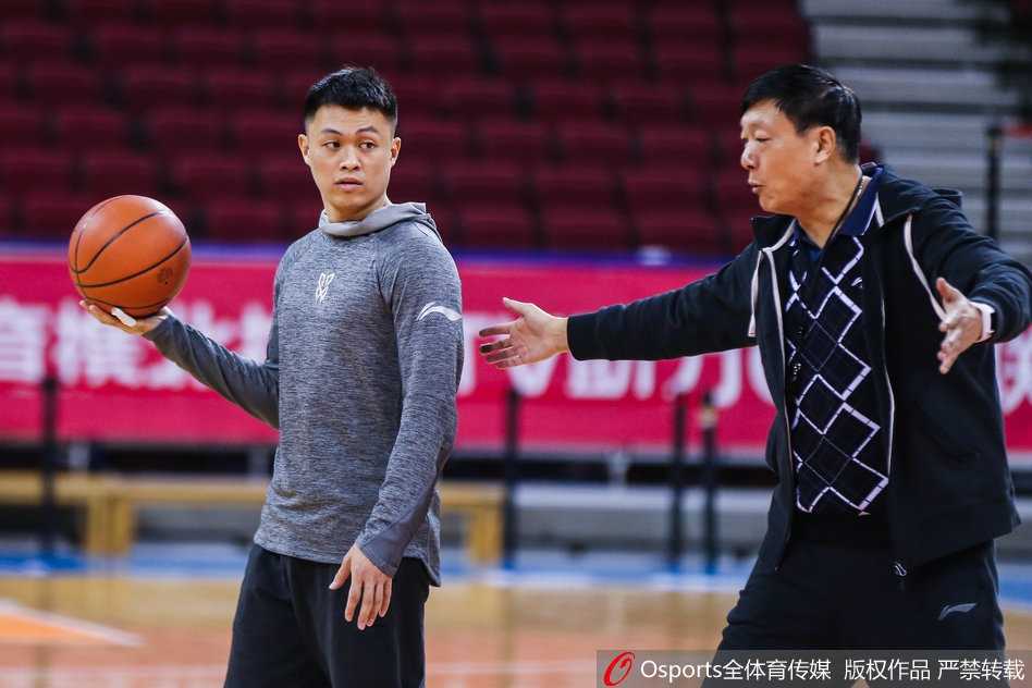 西热力江的沉思时刻:铁血悍将的赛场内外 在空旷的新疆男篮训练馆中,西热力江双手叉腰,目光深邃地望向远方,仿佛在审视内心与对手的战场