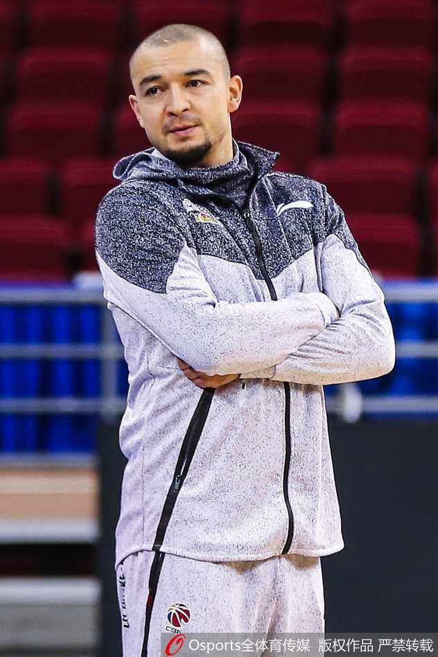 西热力江的沉思时刻:铁血悍将的赛场内外 西热力江低头专注地系着鞋带,额头上的汗水诉说着训练的刻苦,红色的训练服映衬出他内心的火热与坚定