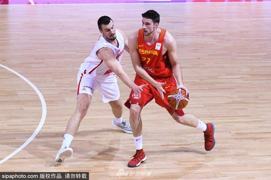 西班牙男篮世预赛大胜黑山,团队深度助斗牛士军团强势晋级 黑山队中锋在西班牙队的内线强打,他凭借强壮的身体卡住位置,高高跃起试图完成双手暴扣,西班牙队的防守球员只能仰视。