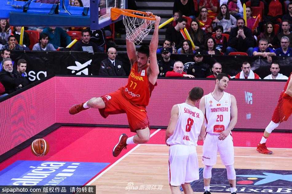 西班牙男篮世预赛大胜黑山,团队深度助斗牛士军团强势晋级 黑山队球员神情落寞地走下球场,汗水浸透了球衣,背后的巨大比分牌显示着79-67,失利的不甘写在他的脸上。