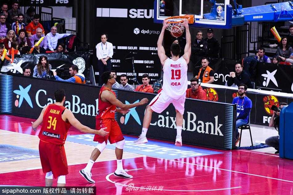 西班牙男篮世预赛大胜黑山,团队深度助斗牛士军团强势晋级 西班牙全队在比赛结束后围成一圈,互相击掌鼓励,年轻的脸上洋溢着胜利的喜悦,团队氛围融洽而充满斗志。