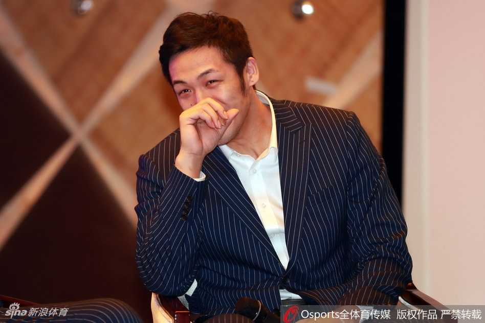 队长赵柏清身着深蓝色修身西装，胸前口袋点缀白色方巾，双手插袋眼神坚定地望向远方，身后的新赛季战袍陈列架虚化成了背景光斑。