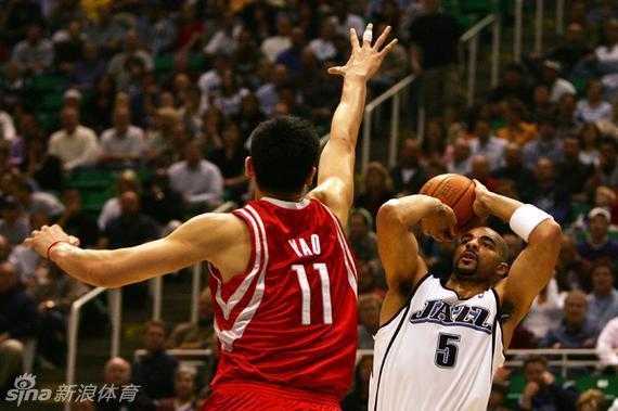 姚明与恩师李秋平在赛场中央相视一笑，双手紧握，这历史性的一握连接了上海篮球的过去与新疆篮球的现在，也见证了中国篮球人的传承。