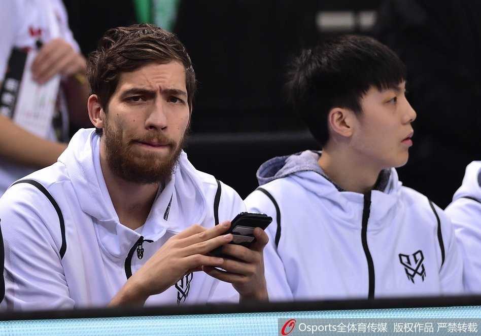 视觉铸就体育丰碑 光影定格荣耀瞬间 在灯火通明的球馆里,身穿红色球衣的球员如猎豹般启动,眼神死死盯住滚动的足球,对手的拉扯也无法阻止他冲向禁区的决心。