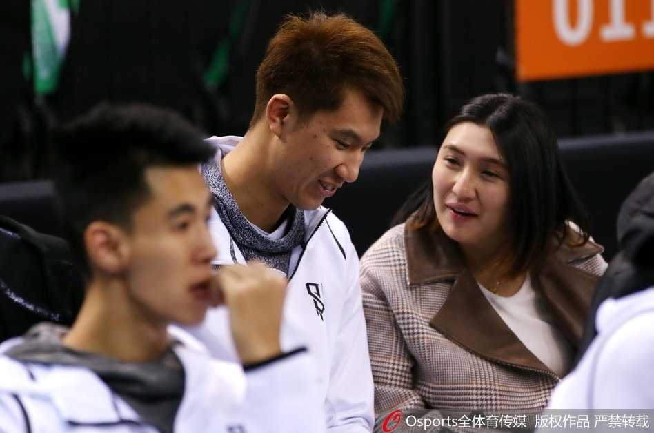 视觉铸就体育丰碑 光影定格荣耀瞬间 获胜后的球队紧紧围成一圈,队员们肩膀搭着肩膀,汗水晶莹发亮,每个人的脸上都洋溢着胜利后特有的自豪笑容。