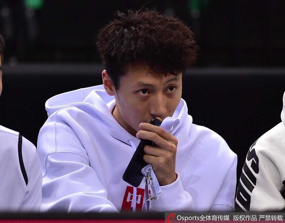 视觉铸就体育丰碑 光影定格荣耀瞬间 进球后的球员激情滑跪,草皮在他膝盖下划出长长的痕迹,他张开双臂仰天长啸,身后是偌大的球门和飞奔而来的庆祝队友。