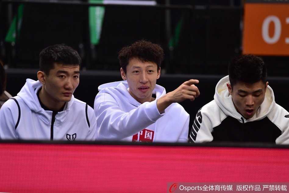 视觉铸就体育丰碑 光影定格荣耀瞬间 教练组成员在场边神情专注,紧握双拳,目光如炬地盯着场上的局势变化,场边的灯光将他们的身影拉得格外坚定。