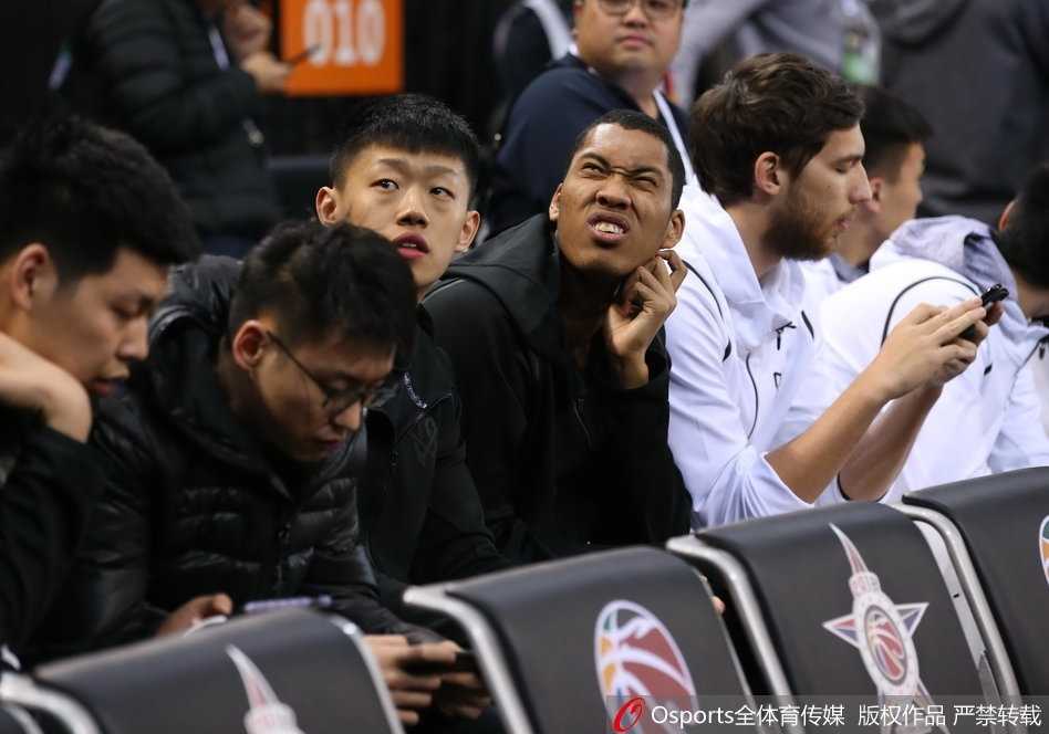 视觉铸就体育丰碑 光影定格荣耀瞬间 看台上的球迷们挥舞着围巾和旗帜,拼凑出一片壮观的彩色人海,他们的呐喊声仿佛能穿透屏幕,将赛场的狂热气氛传递给每一个人。